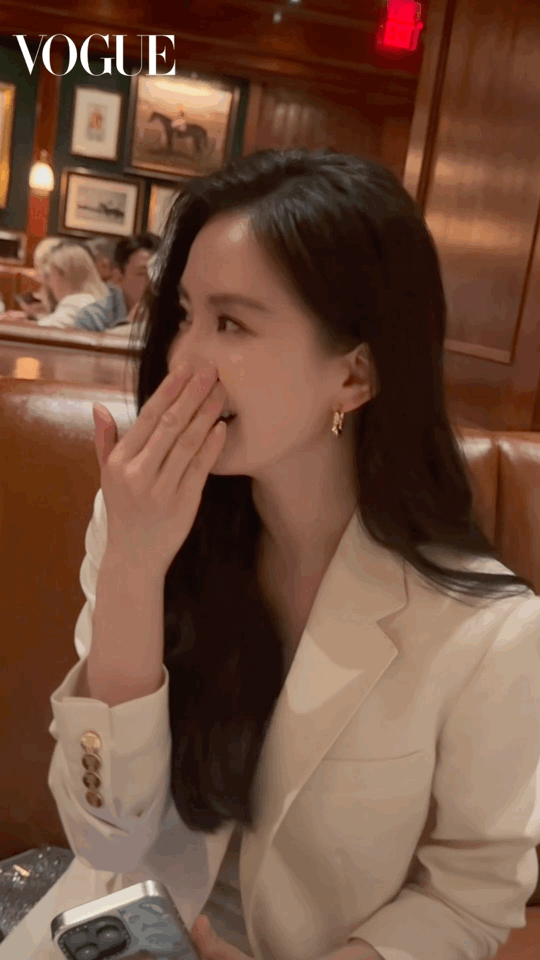 刘诗诗被问到，“作为一个i人在这么人多的场合，怎么做到自己不尴尬？”诗诗捂着脸，