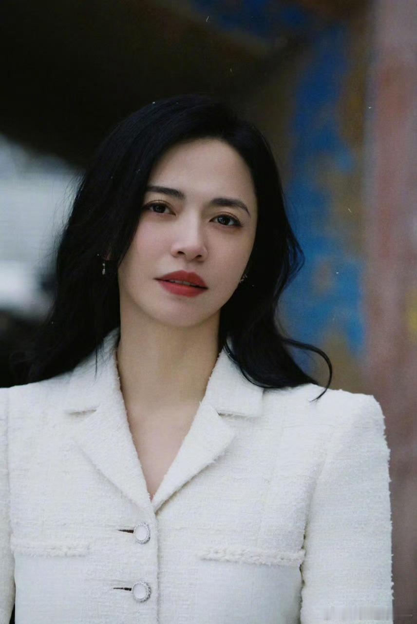 姚晨原来岁月从不败美人姚晨的美从来不是单一的少女感，历经岁月沉淀，眉眼间多了从容