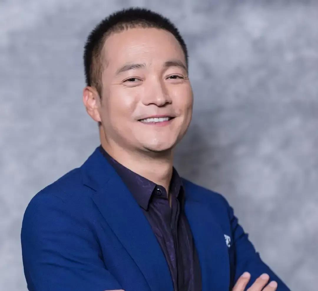 喻恩泰被自媒体写成“为挽留老婆低声下气，结果还被网暴”的苦情男主，热搜挂了一天，