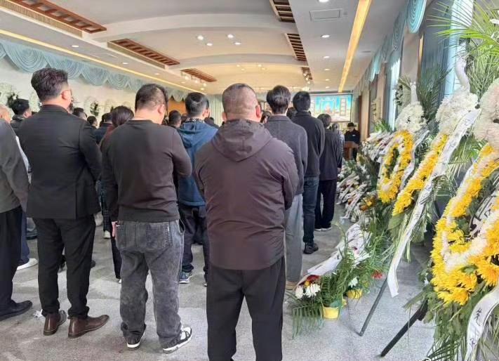 杭州殡仪馆的告别厅里，弥漫着化不开的悲伤，一百多位亲友从各地赶来，送别这位年仅4