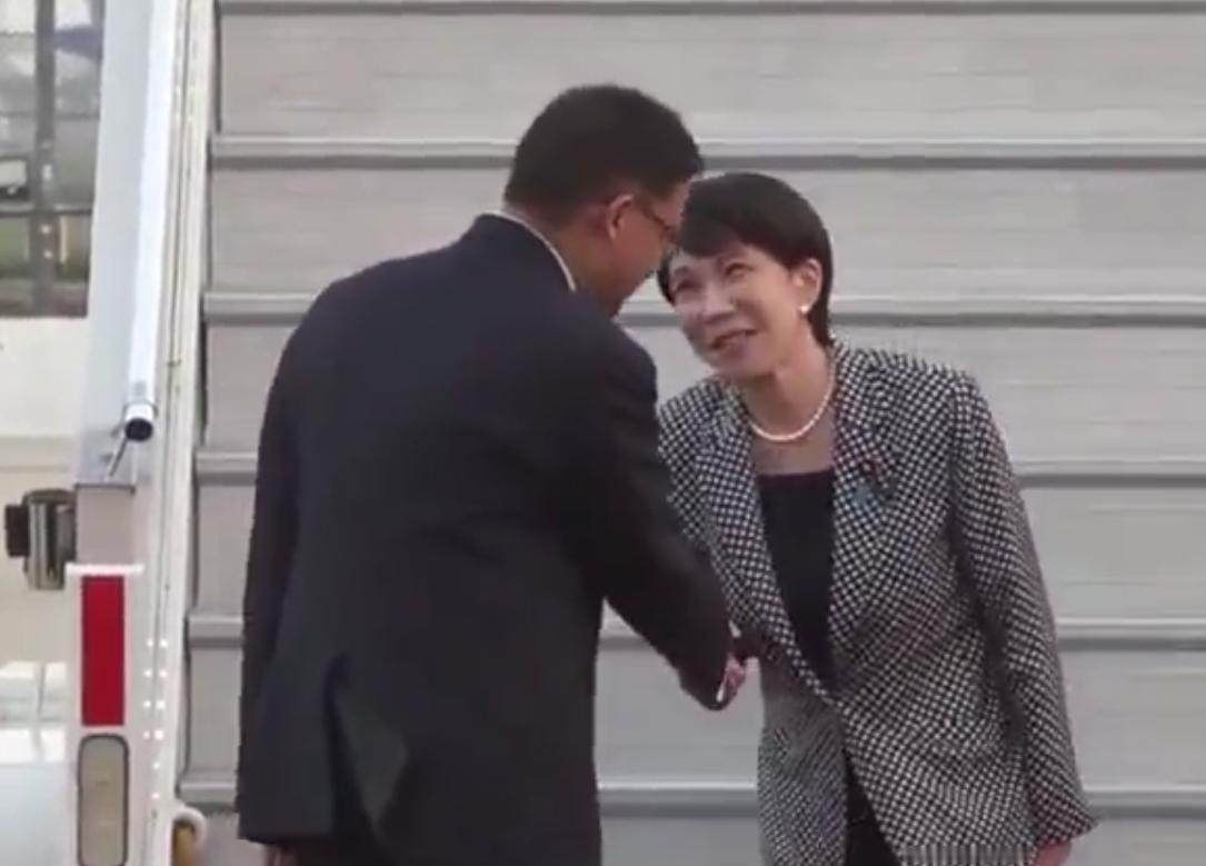 7月1日，抵达新德里，机场这一幕让印度都觉得尴尬！

新德里机场的画面有点拧巴。
