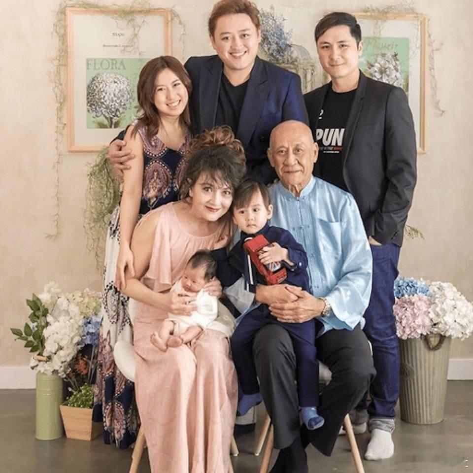 資深藝人施明於上月21日離世，長子李泳漢連日來多次受訪，以孝子姿態包辦亡母身後事