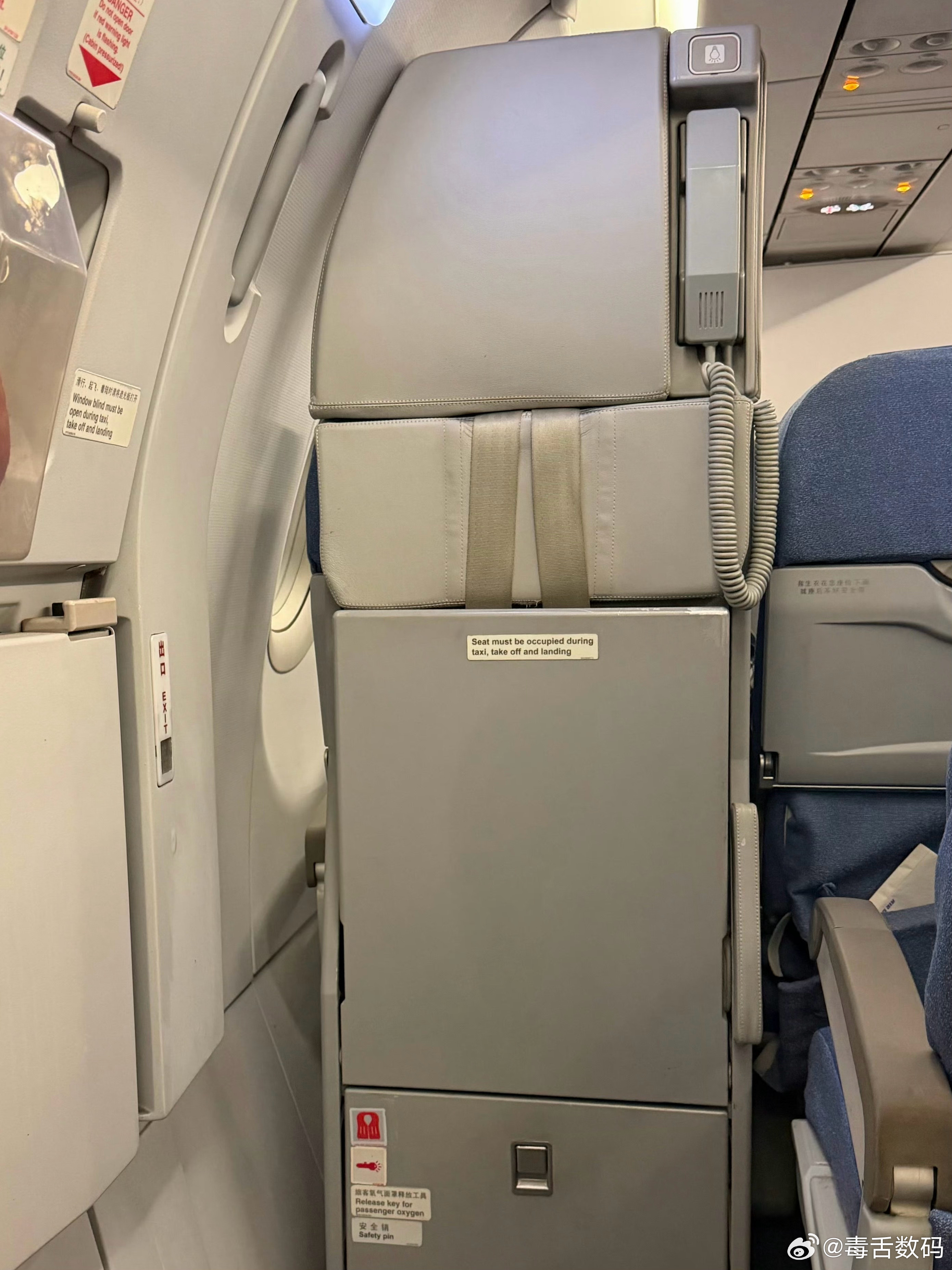 嘿嘿，选了一个面对空姐的座位