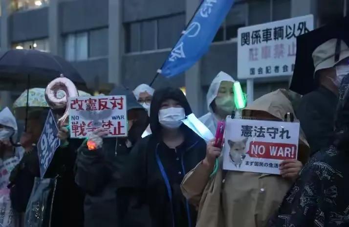 中国这一刀下去，日本媒体集体失眠了。

这回可不是光放狠话，是真下家伙了。

6