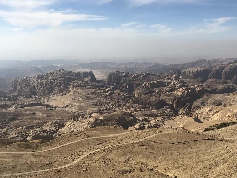 美国在中东的军事行动大概率会影响全球能源市场。就拿2026年美军突袭委内瑞拉来说