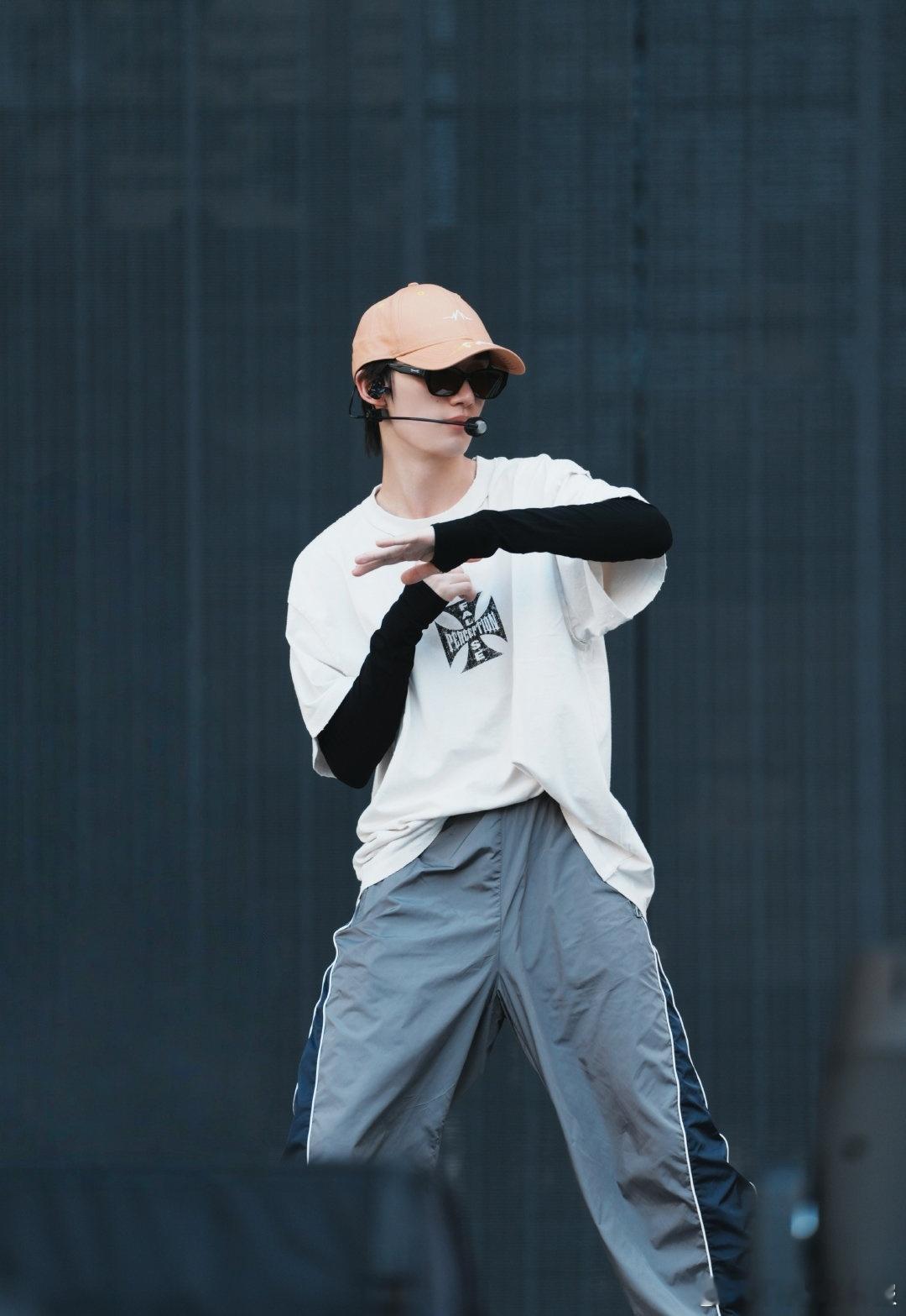 表演性唱法被丁程鑫玩明白了！每一句都有戏，舞台表现力真的超强！丁程鑫表演性唱法你