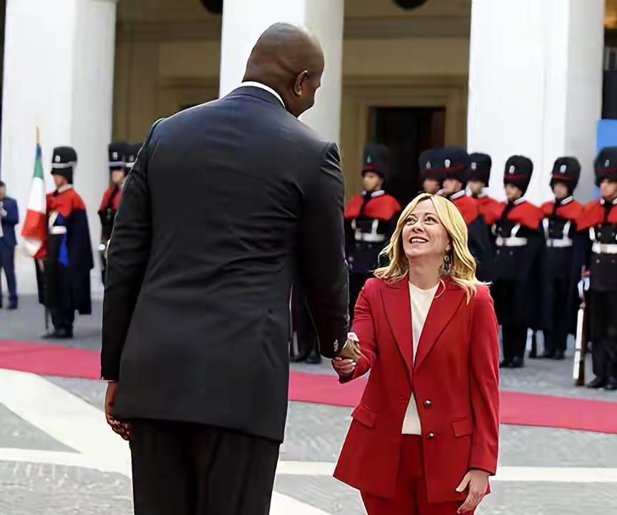 意总理梅洛尼全程就像是被拎着的小“鸡”子[捂脸][笑哭]
    梅洛尼为到访的