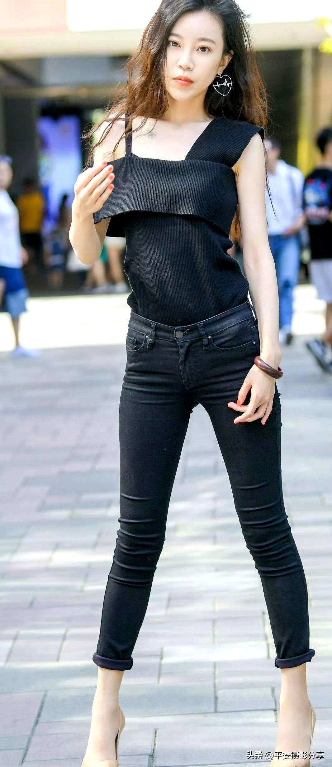 都市时尚女孩，黑色透视上衣搭配牛仔裤，自信满满！👗👠✨一件旗袍对于女人有多么