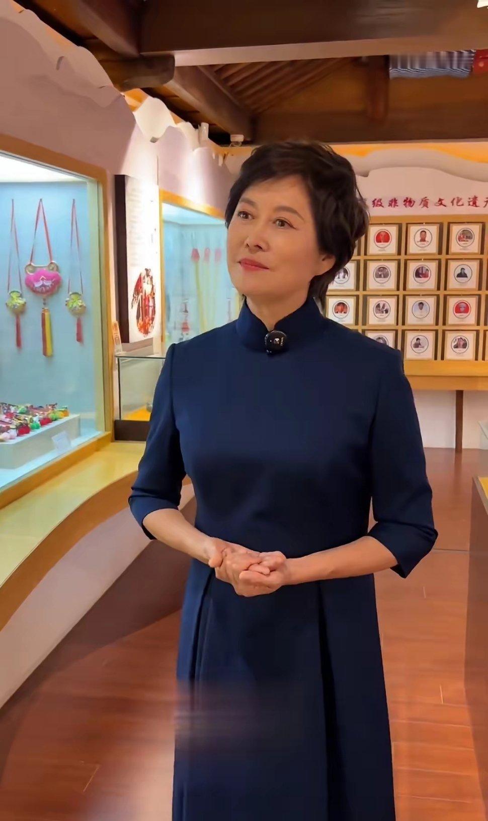 多唏嘘，一身书卷气的央视主持人敬一丹，在71岁的年纪永远离开了我们。屏幕上，她直
