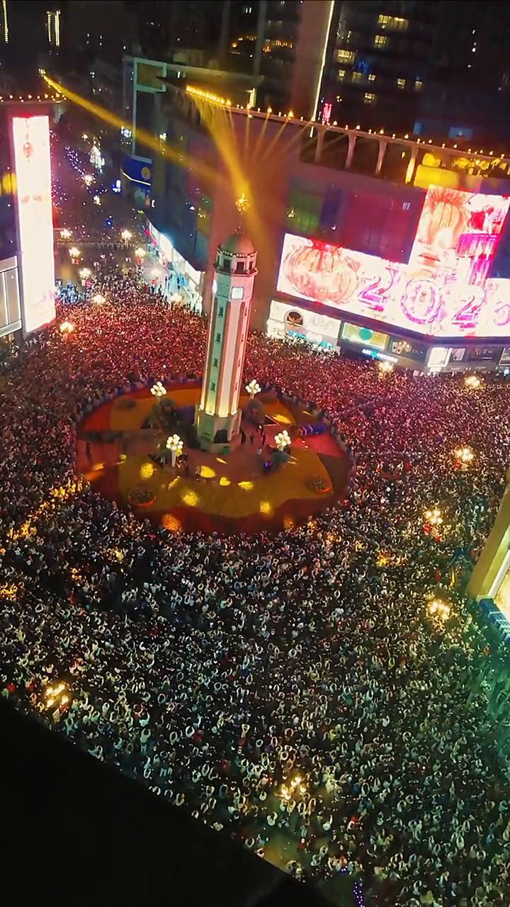 解放碑2026年钟声敲响，现场万人欢呼。
北京时间零点整。