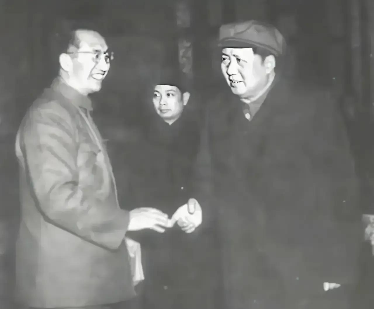 有母鸡何愁没蛋
        1937年盛夏的一天，毛主席接见了一路艰难困苦回