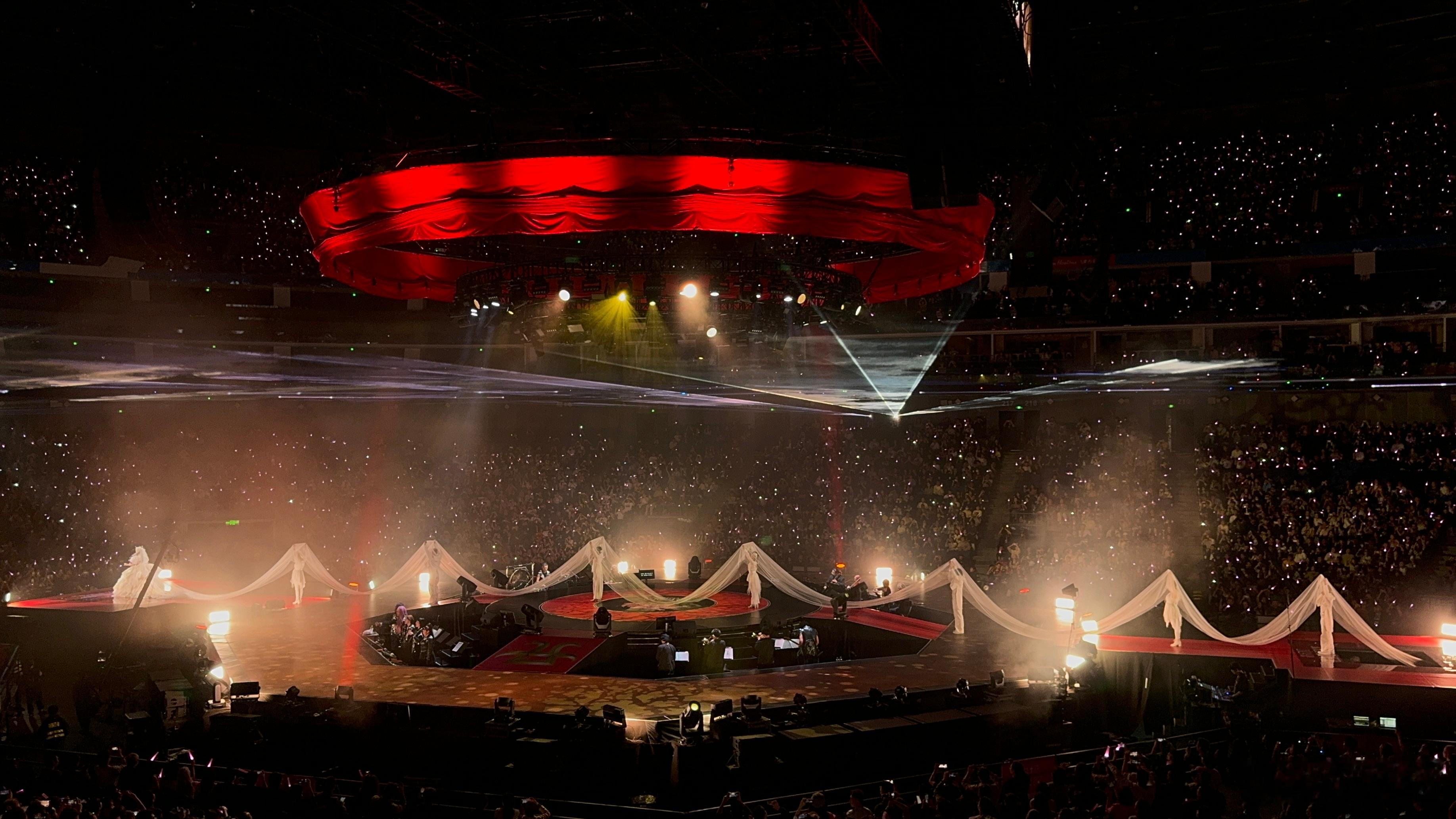 #滨崎步百米婚纱惊艳上海# 欢迎大家一起沉浸式的来感受一下滨崎步上海演唱会的婚纱