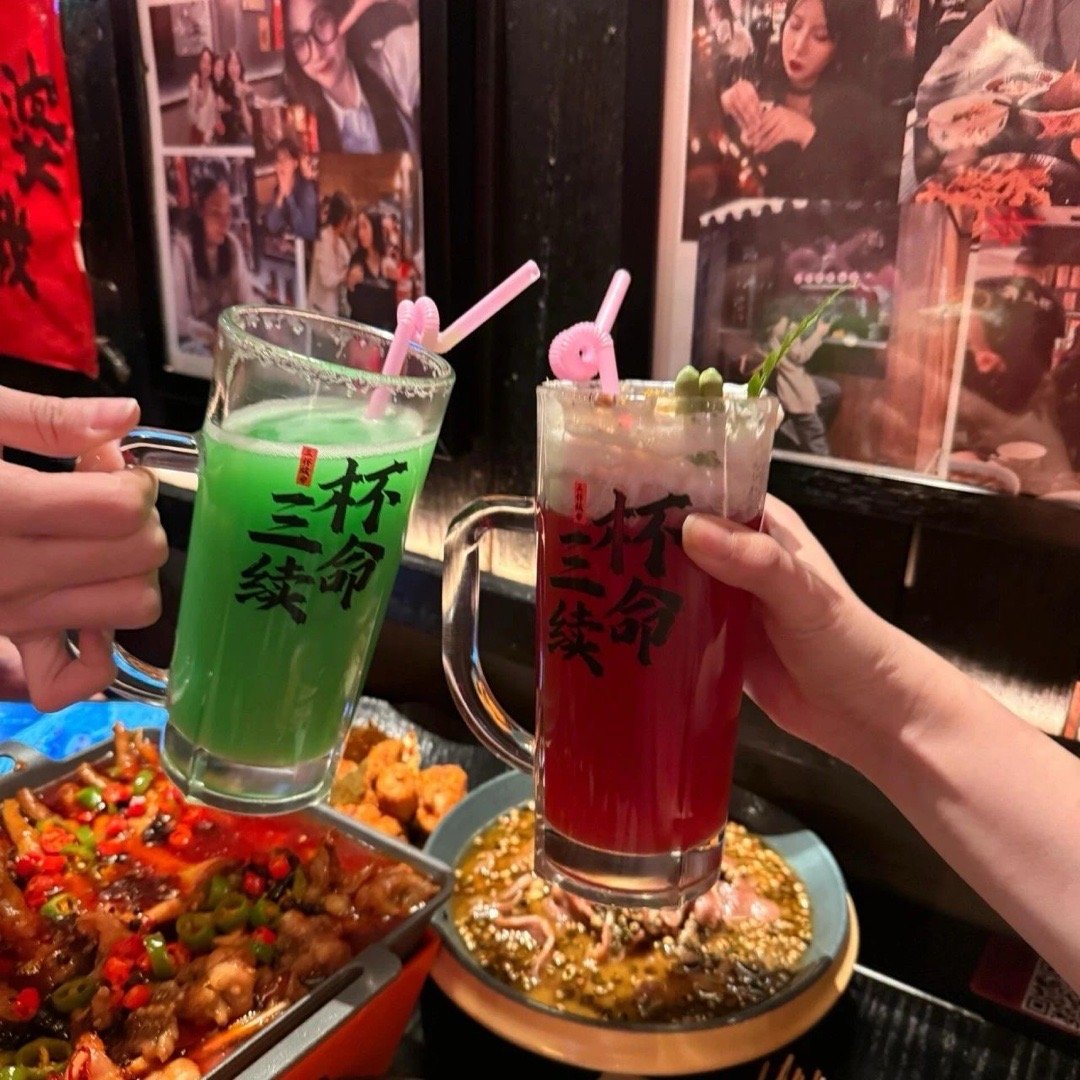 𝐇ɪ̆̈ 𝐥𝐢𝐟𝐞时间久了 没人总能惯着你 但是酒可以一直灌着你 ​​