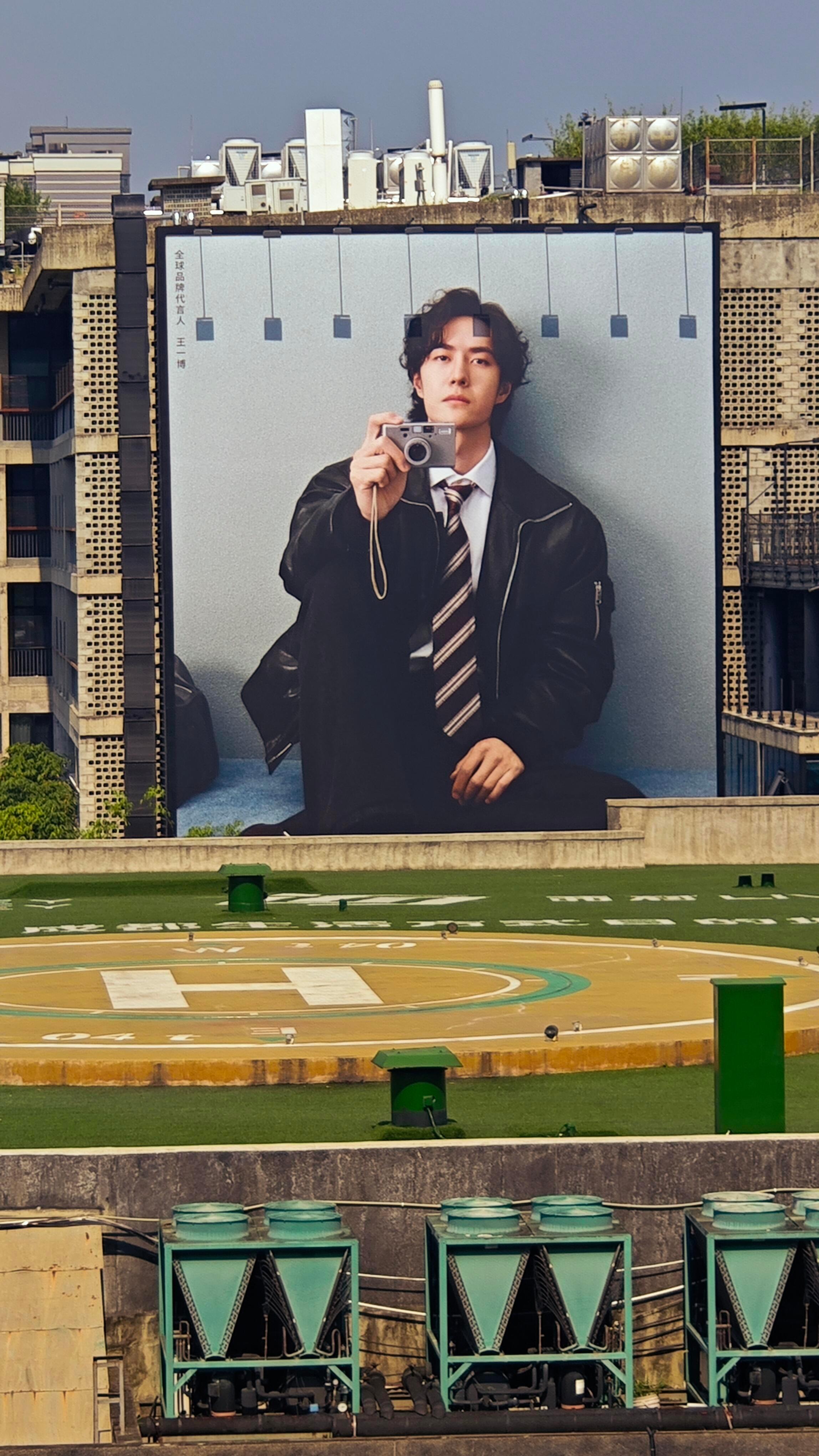 成都王一博Jimmychoo这个大地广太出圈了……已经成为了出片打卡地，每一帧都