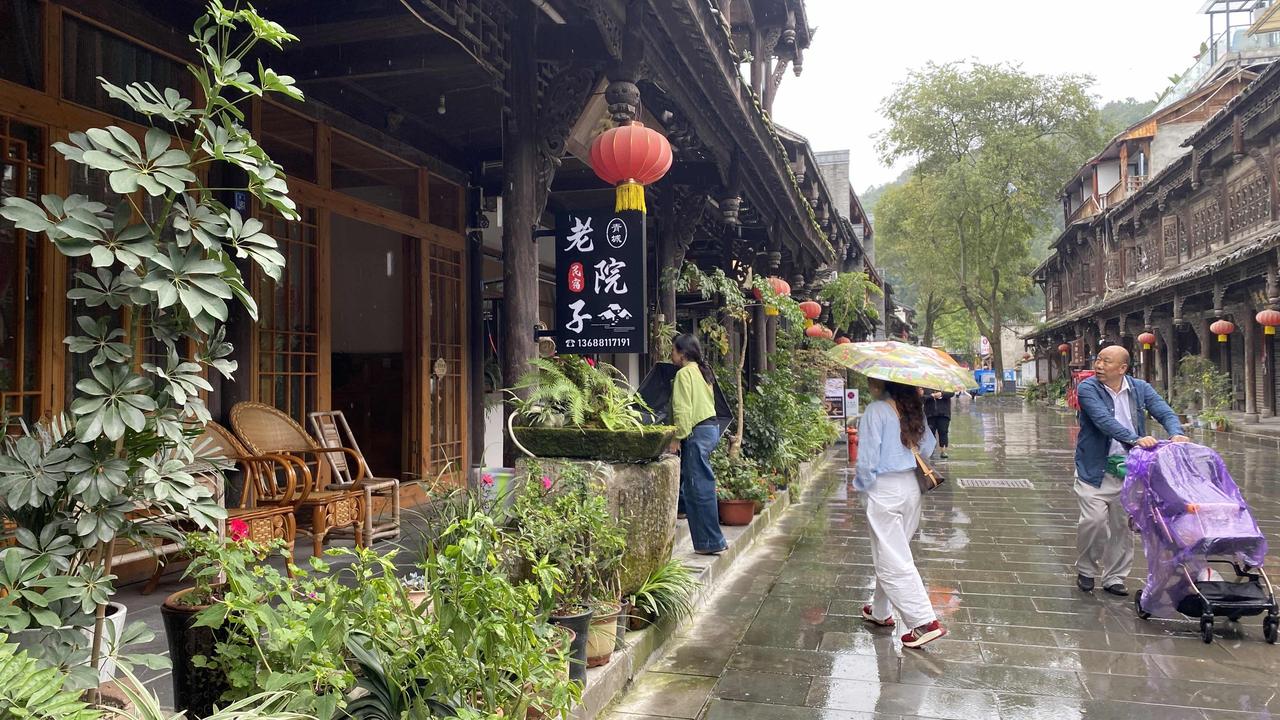 国庆假期游街子古镇两天 雨天晴天各有味道
 国庆假期头一回到街子古镇，刚下车就碰