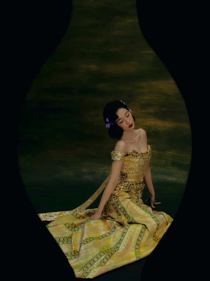 虞书欣复古油画女神 虞书欣复古油画女神，黄色紫色的搭配真的太妙了，复古味拿捏了~