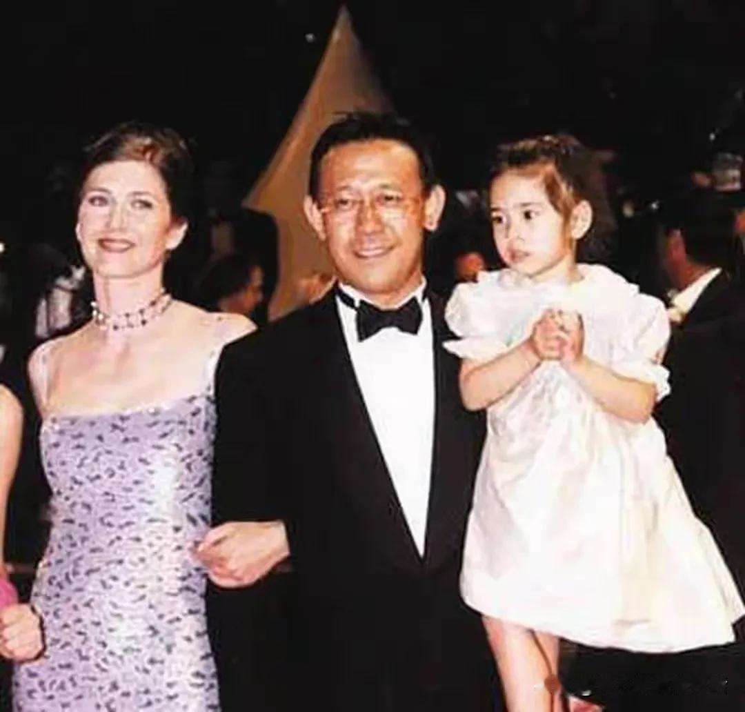 8月8号，姜文的女儿姜一郎出嫁了。
婚礼在户外举行，老父亲牵着女儿的手，把他交到