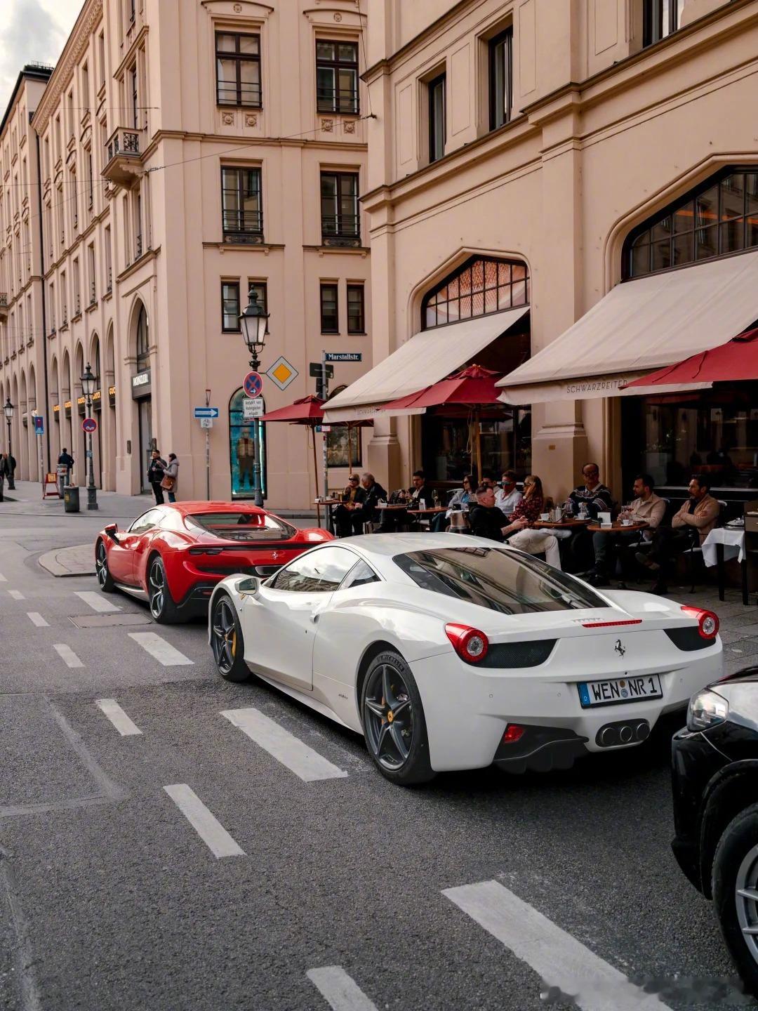 周五早啊，周五好，一次看俩法拉利 