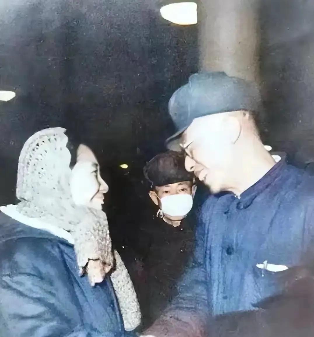 1959年12月9日，特赦不久的溥仪回到北京，在站台上与前来迎接自己的五妹韫馨握