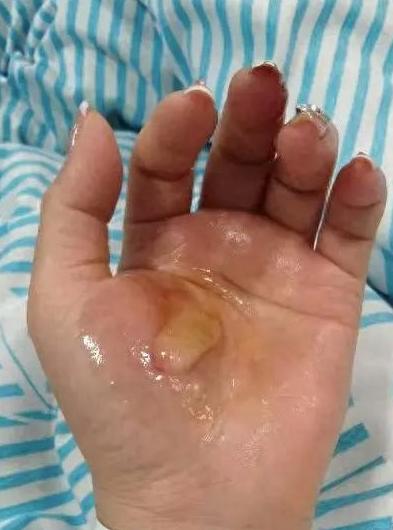 “悲剧还是发生了！”陕西西安，一36岁女子在浴室洗澡，她正洗的舒服时，突然，一声