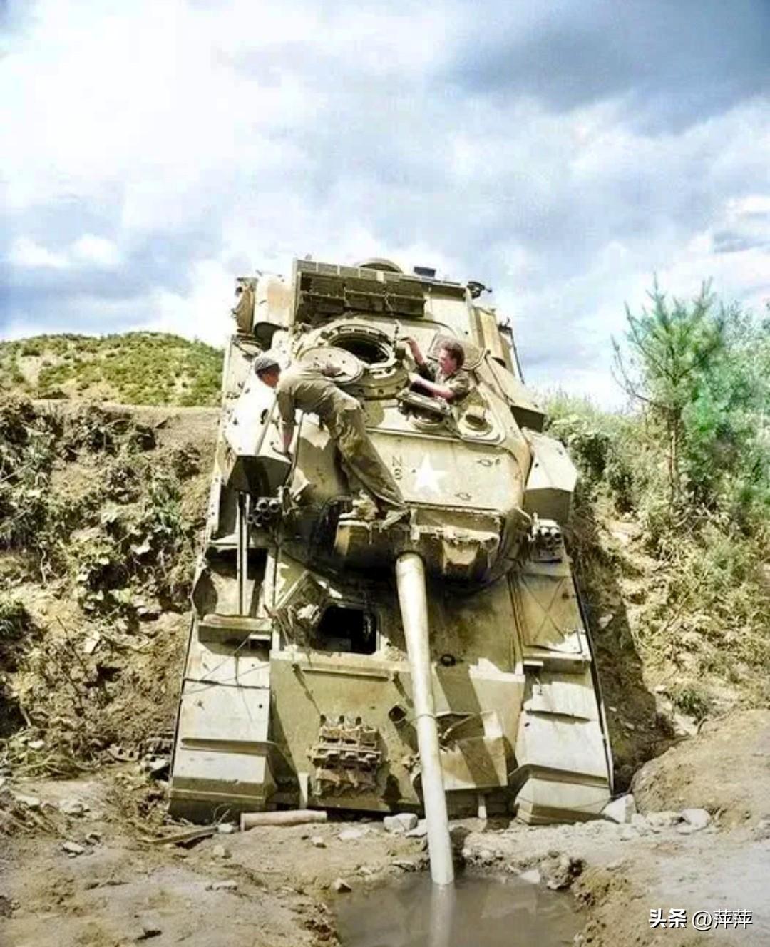 英军在朝鲜战场上，一辆百夫长坦克因地形失控滑入壕沟，炮管直插水坑，上演了“坦克喝