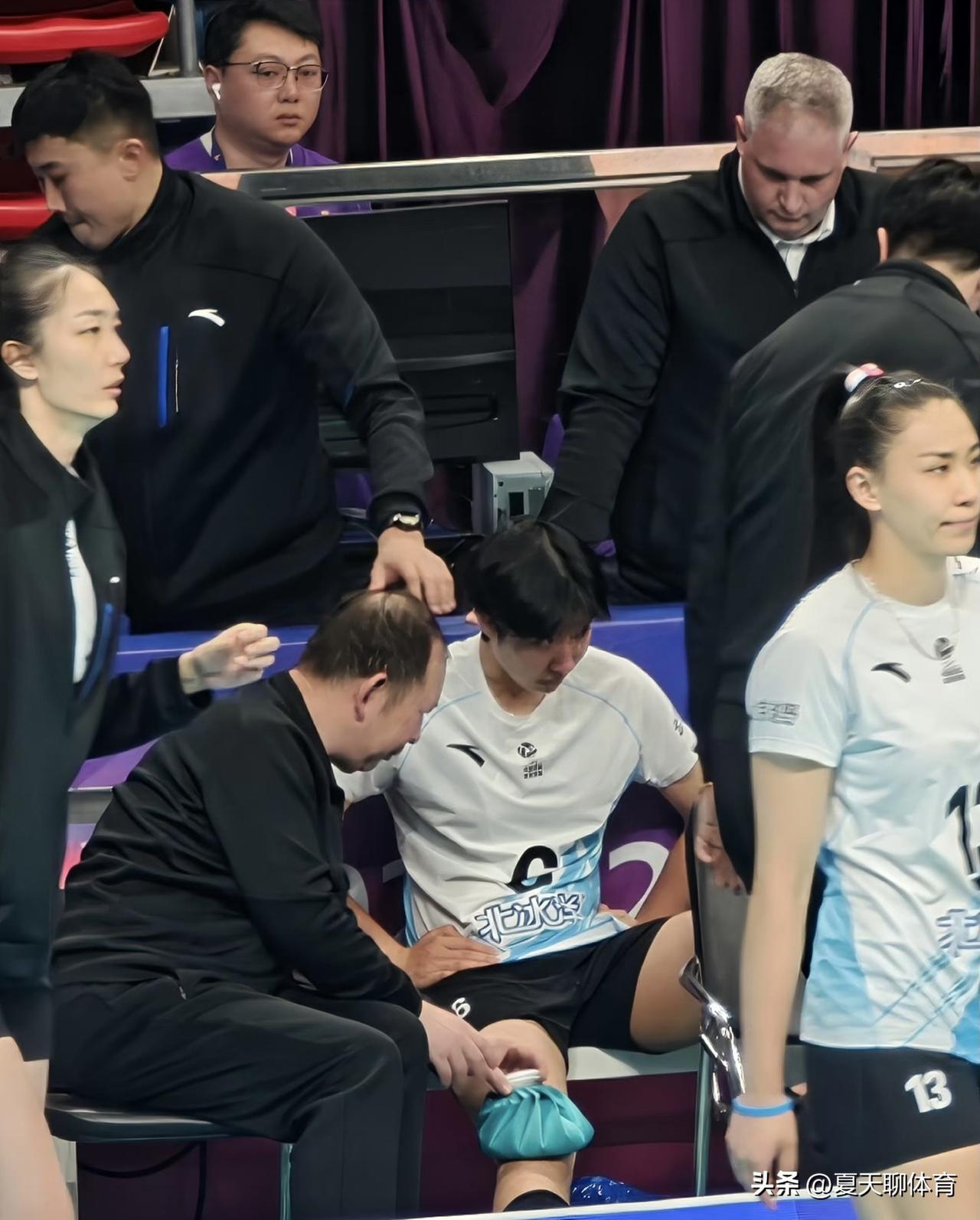 董禹含哭了！小董命真的太苦了，旧伤还没好，又添新伤了[流泪][流泪]董禹含的膝盖