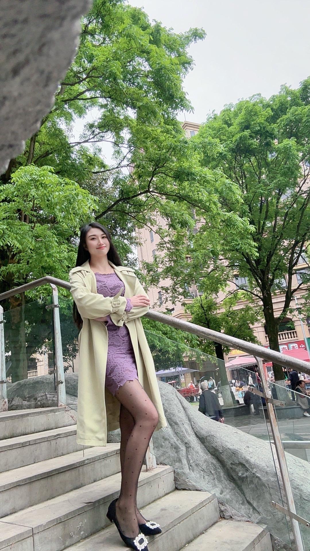 什么叫旺夫？
就是你往老公身边一站，米风衣衬着贵气，蕾丝裙藏着温柔，波点丝袜添着