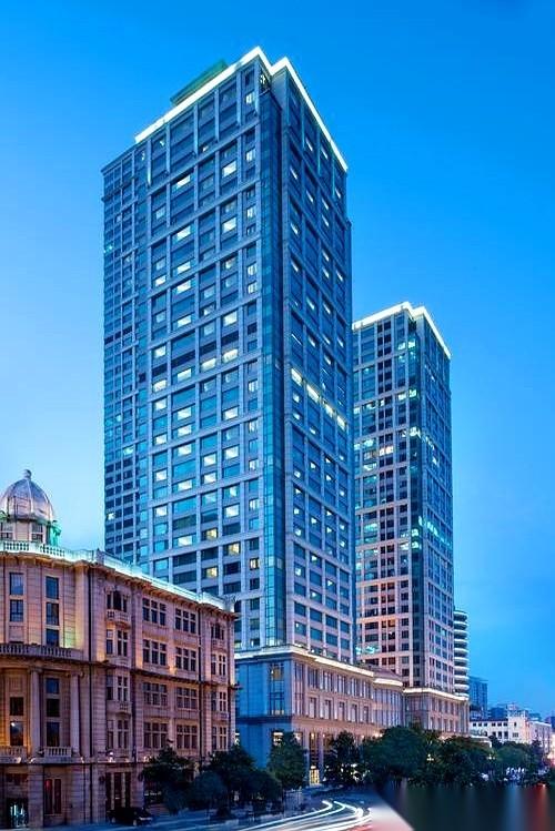 “一个月五六千，就在家门口，换换床单被套。”我话刚起了个头，饭桌对面的儿媳妇，“