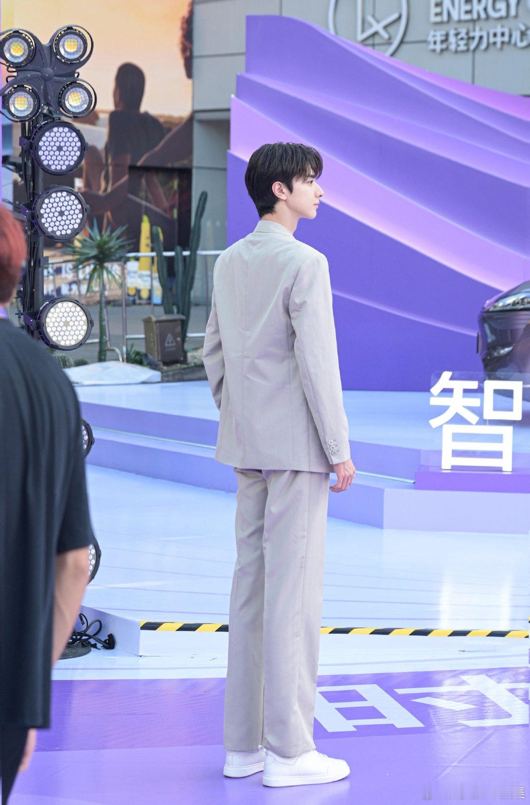 #林一的出片法则# 想要拍出科技感满满的照片吗？学学林一吧！他坐在车内，与智能科