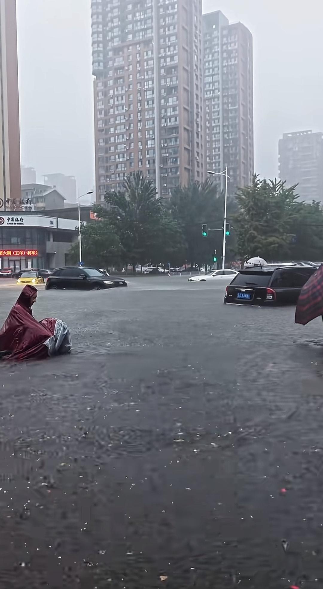 下大雨了，路上都淹了！7月13日我想问一下台风巴威的雨🌧️没下到浙江，也没下到