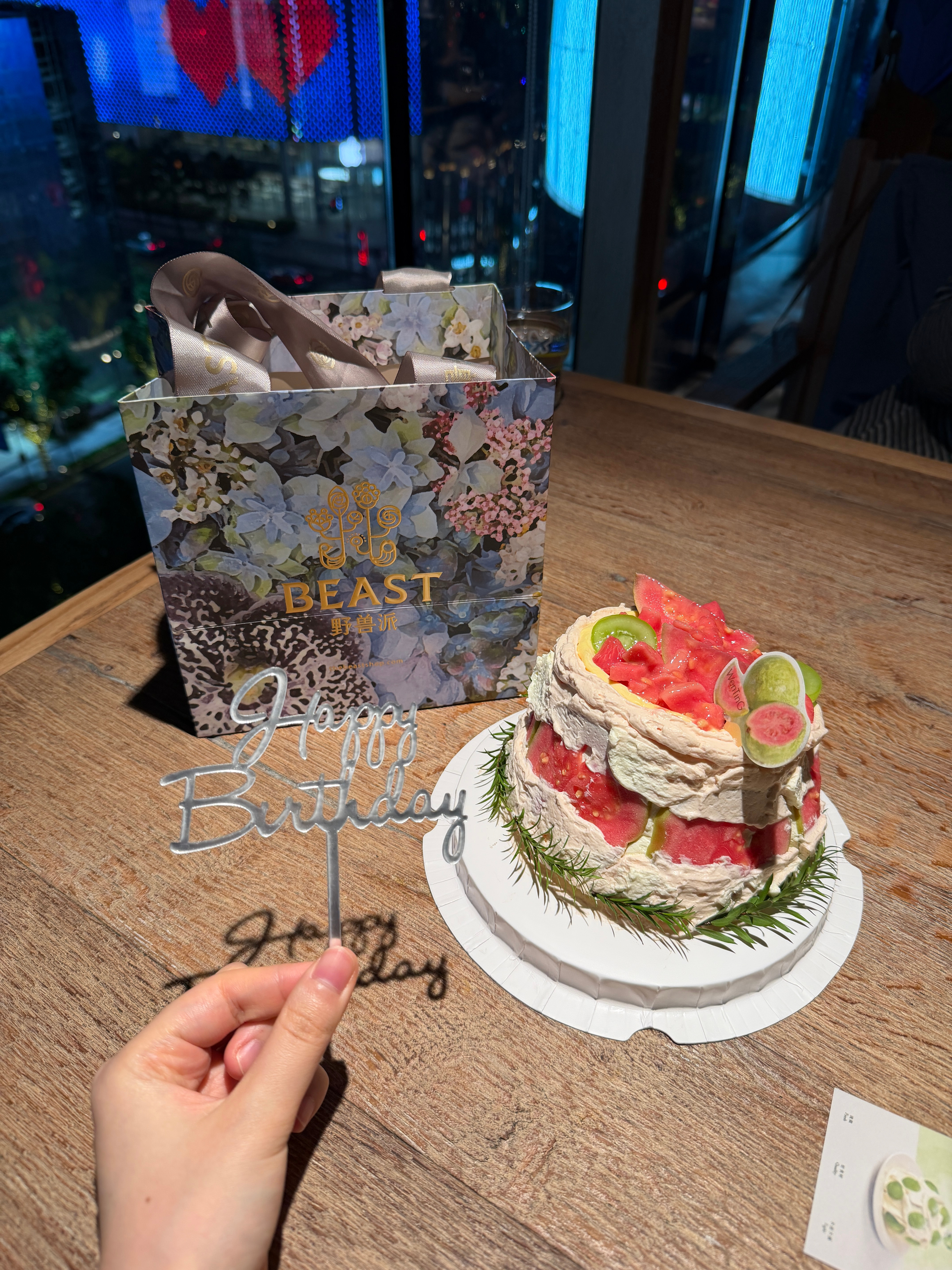 其实小雪不知道我最近生日哈哈哈哈哈 我俩在商场看到就买了个蛋糕 大馋丫头 谢谢小