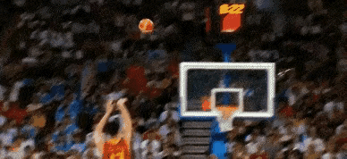 阿联跳起来的时候也没想到这么容易就把安东尼隔扣了。