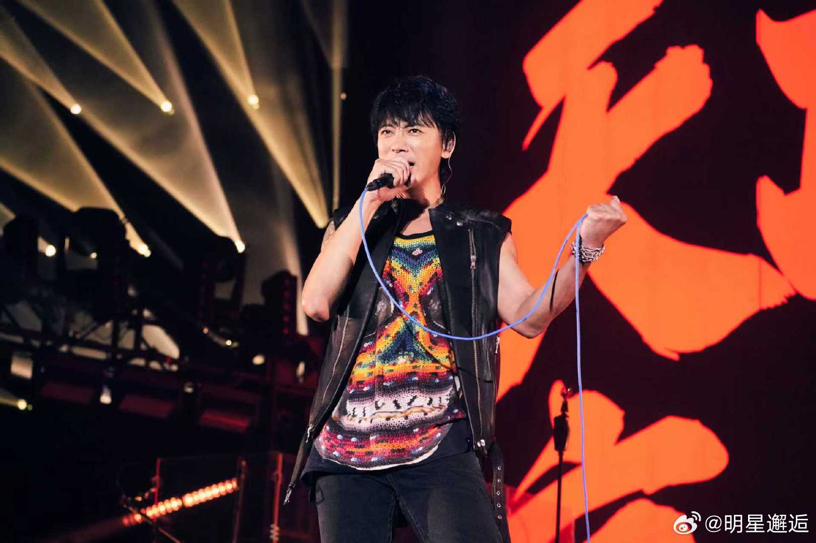 苏见信自比老酒后劲很强信长沙开唱，摇滚金曲一个接一个，尤其是《海阔天空》，太经典