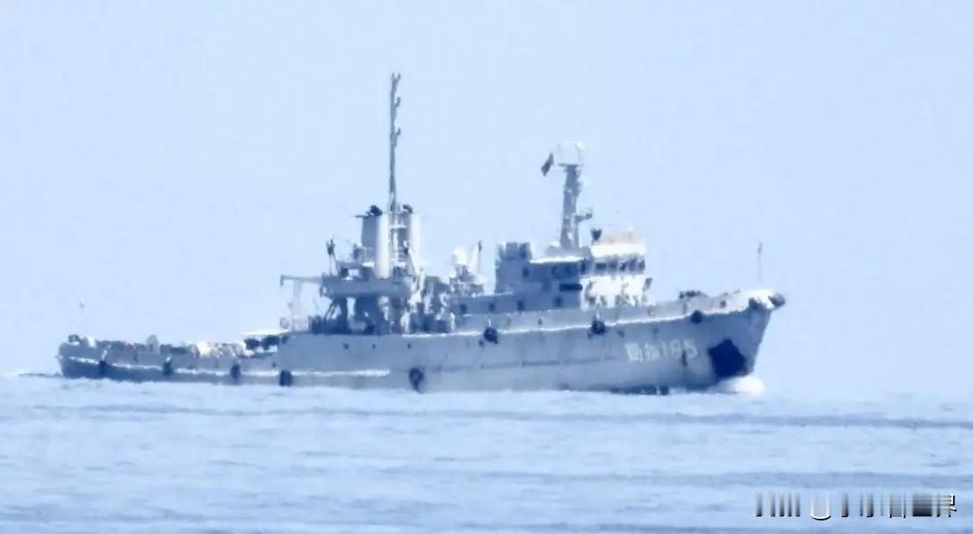 美航母逼近黄岩岛，遭055三面夹击，美急调海马斯欲在南海扳回一局

美尼米兹号摔