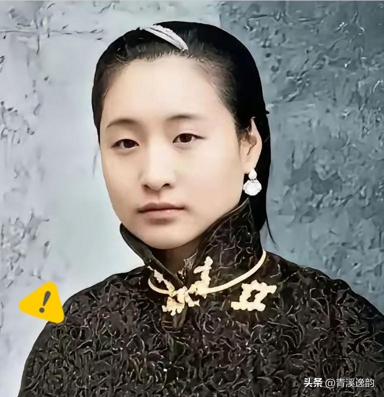 1916年，蔡锷病死了，小情人小凤仙参加完他的葬礼便消失了，直到1998年，她的