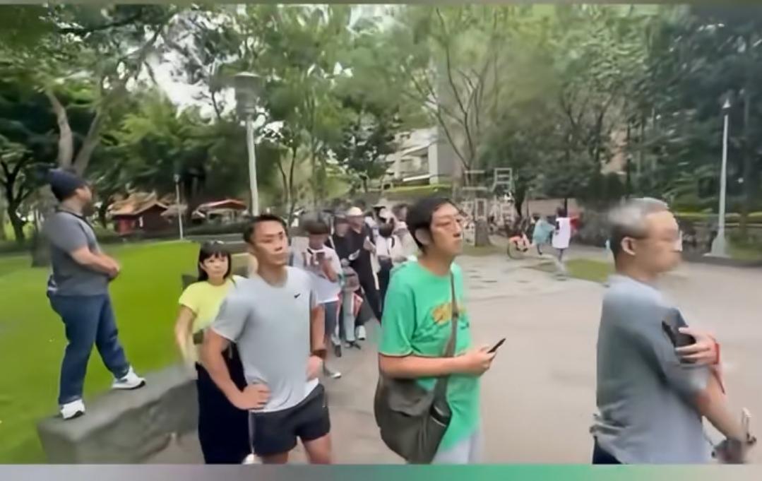 沈伯洋没招了，使出“鸡蛋招”！
 
沈伯洋竞选团队一大早就组织人马到现场，领鸡蛋