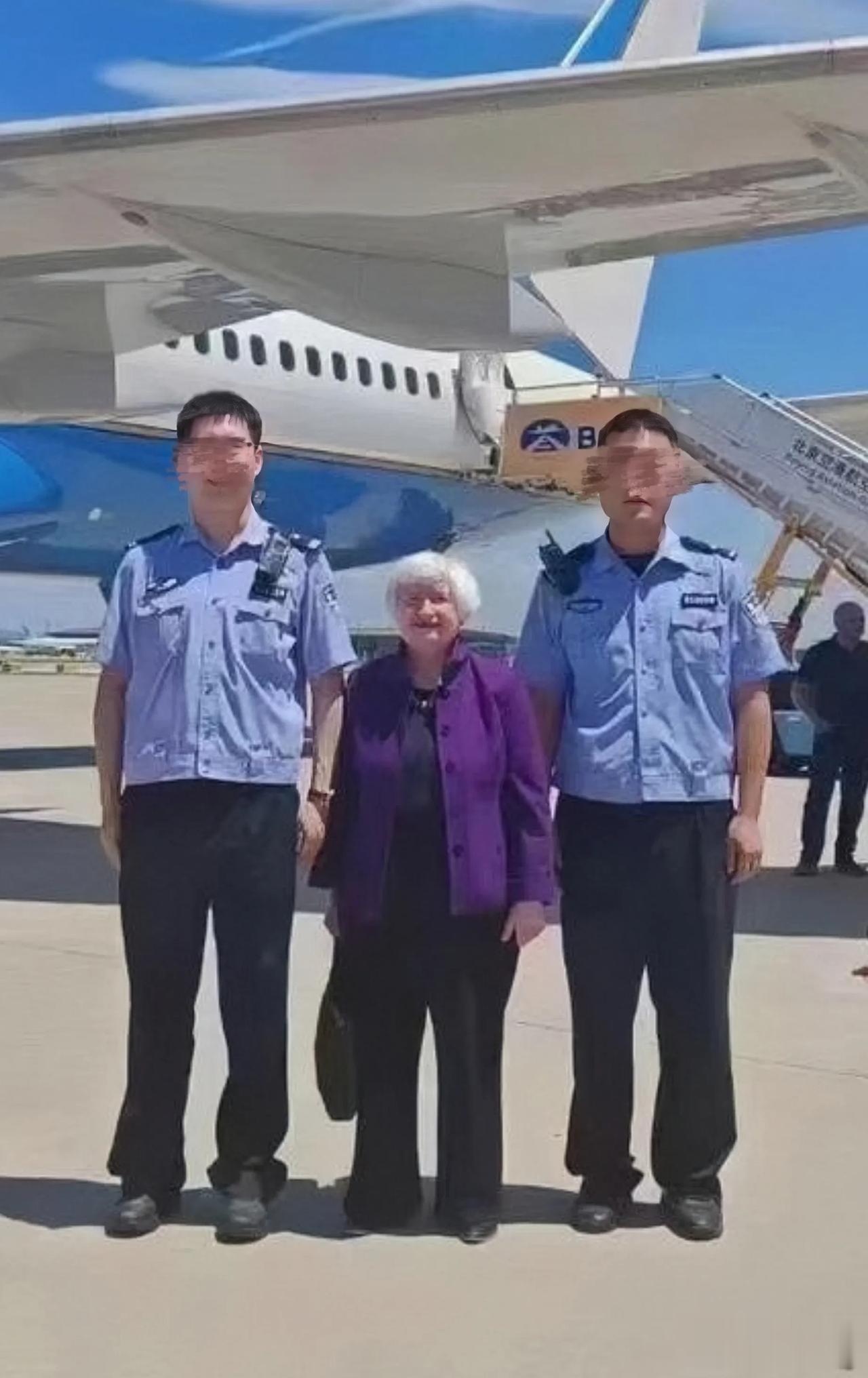 耶伦四天的美好行程结束了，登机前，她主动要求与工作人员合影，这一幕传到网上后，网