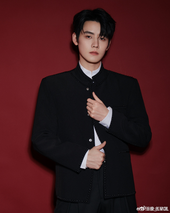 任豪北京也暖和了起来任豪晚上见暖意渐生的北京街头，任豪的新造型让人眼前一亮！简约