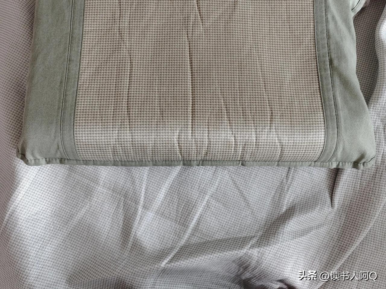大家都说男人晚上睡觉会掉色，我看了一下枕头 ，我也掉色，枕头的颜色和床单的颜色区