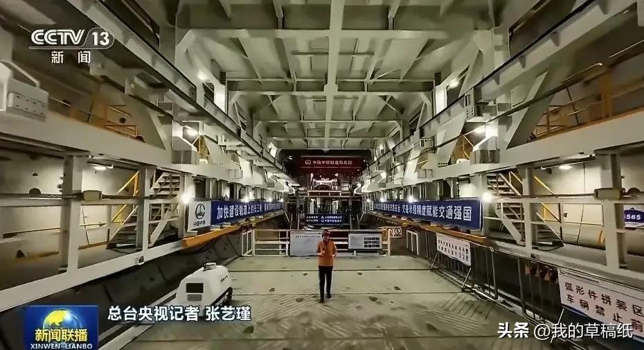 长江江底89米跑高铁！350km/h不减速，中国再创世界纪录
 
太震撼！长江水