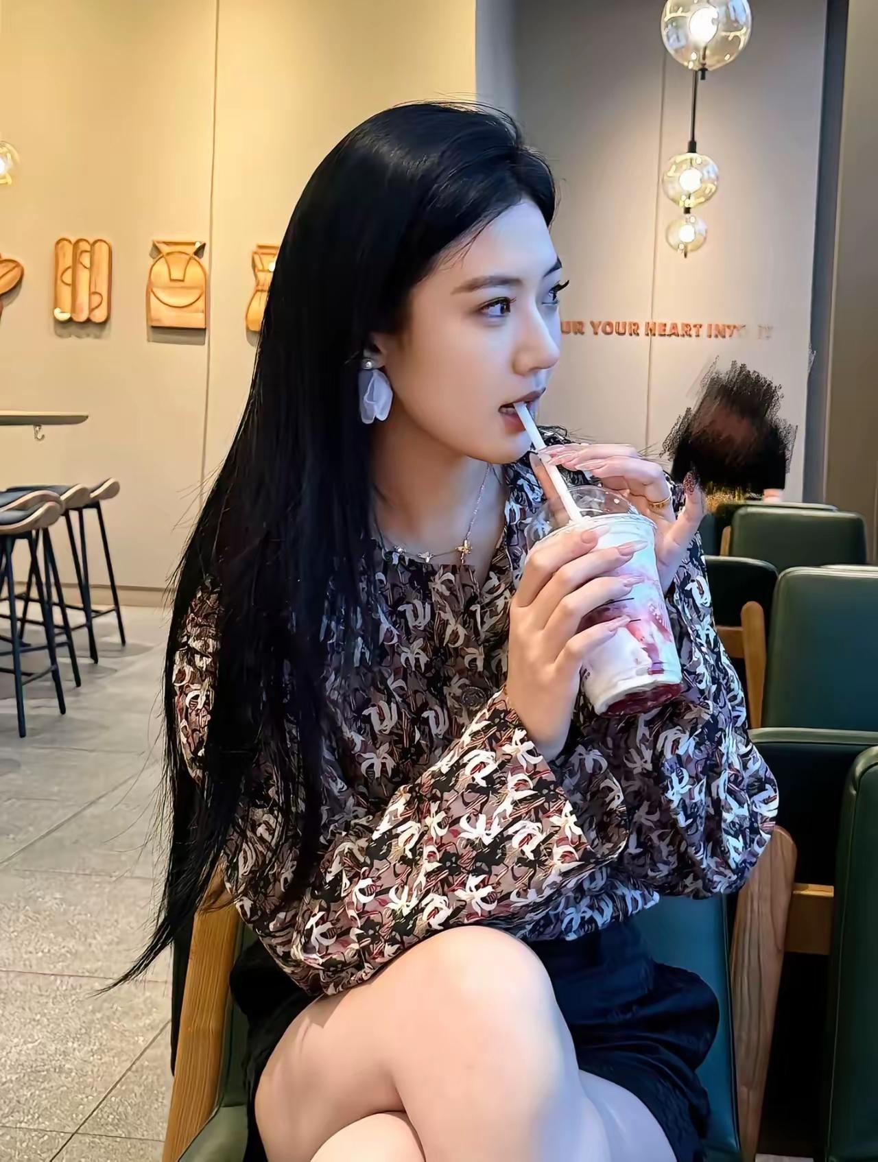 什么样的女性才叫有气质?
喝奶茶的美女