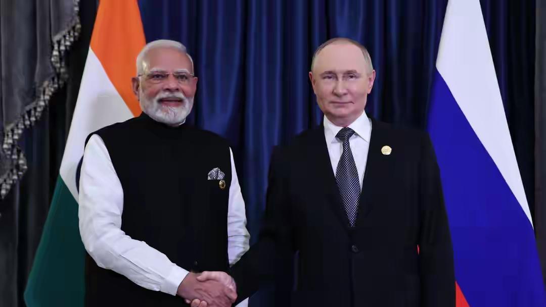 俄罗斯普京总统的专机降落在印度帕拉姆空军基地，万万没想到，印度总理莫迪亲自赴机场