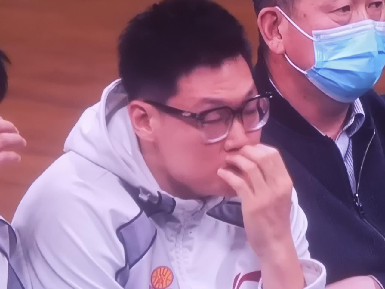 轰然倒下，过于依赖外援，本土球员集体消失，加上塔克完全不在状态，输球就成为必然了