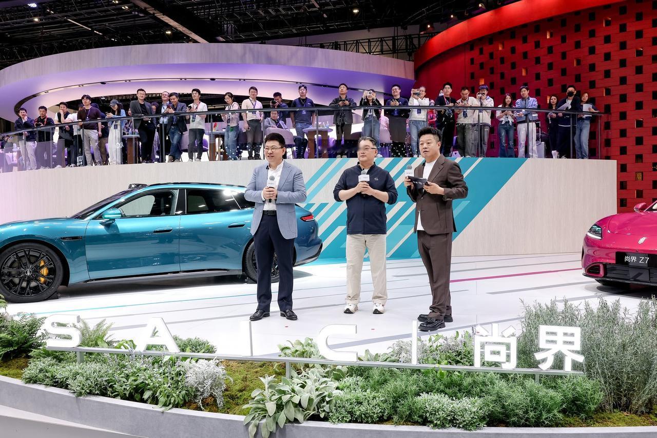 从交付起点到体验进化，鸿蒙智行的规模化新阶段
传统汽车交易完成那一刻，产品形态就