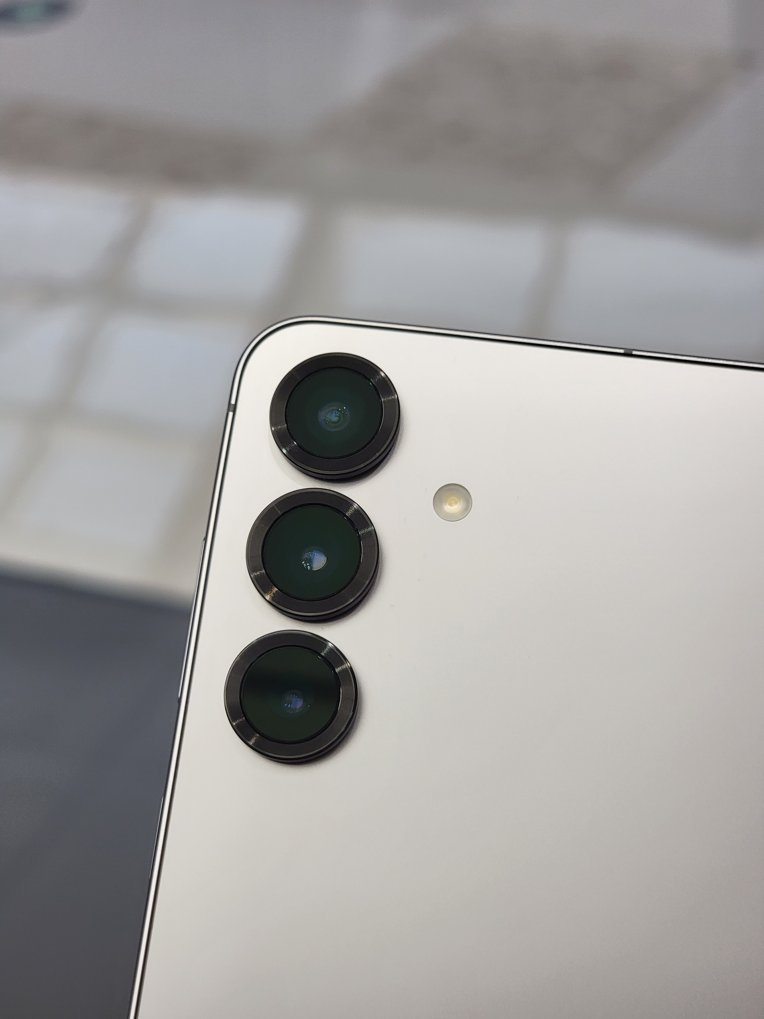 国行 Galaxy S25 标准版都已经来的四千出头了，冲一波吧小屏手机夏天用起