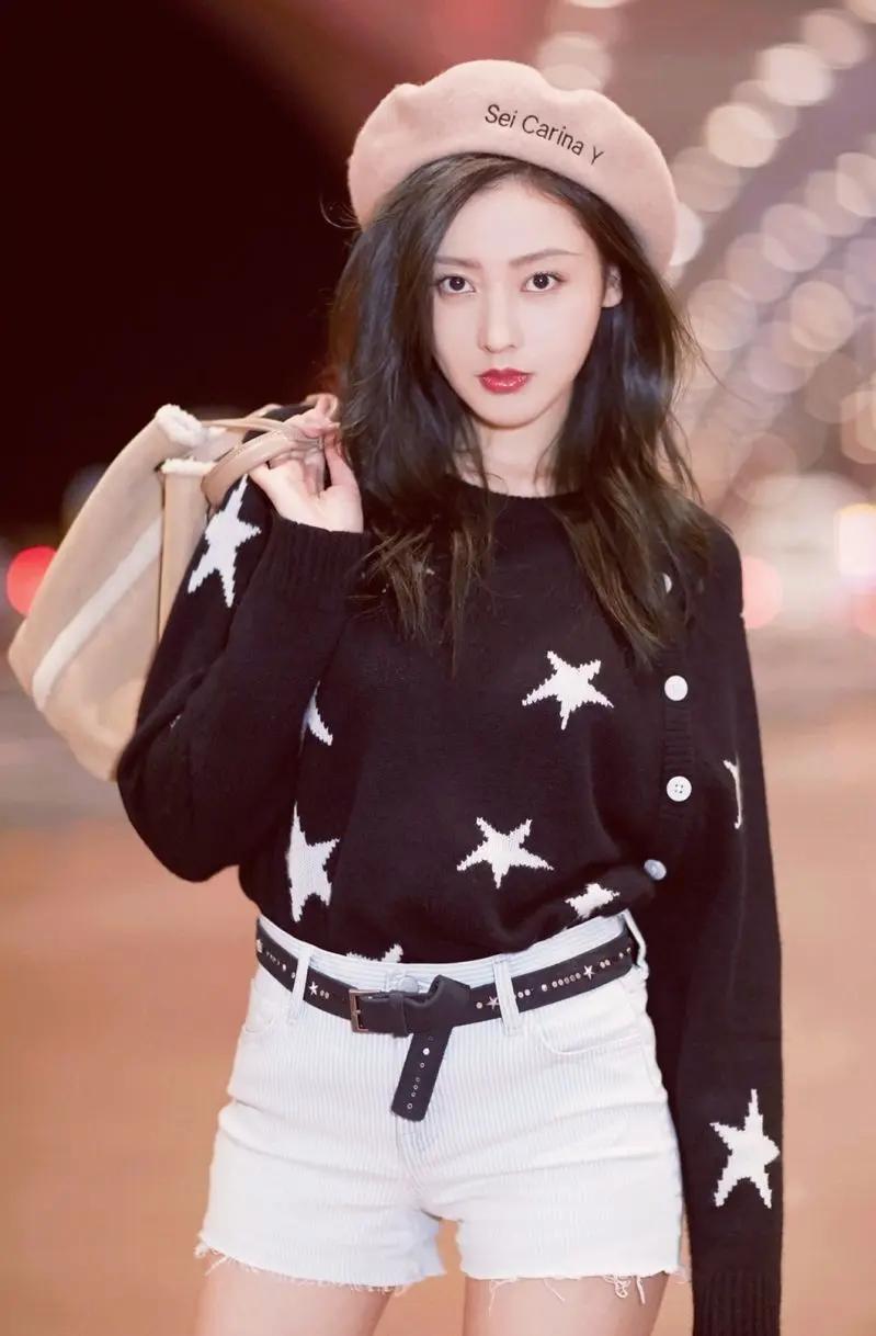 古丽娜扎和张天爱谁更性感？
她们是两个完全不同的性感风格不一样。
古丽娜扎清冷易