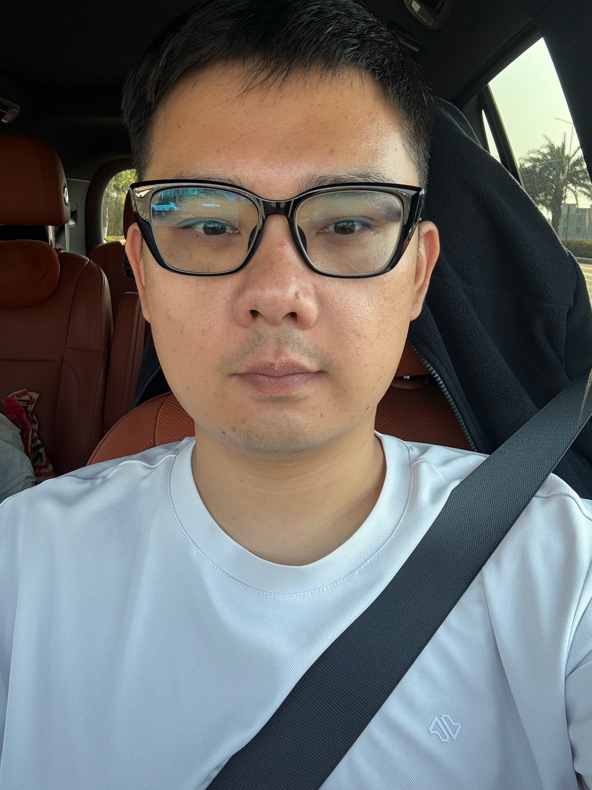 换了新眼镜，是不是像明星了。 