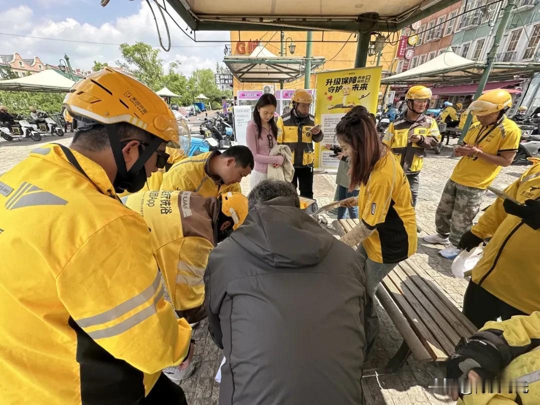 2月19日港股收盘后，美团宣布要给全国全职及稳定兼职骑手交社保，预计2025年二