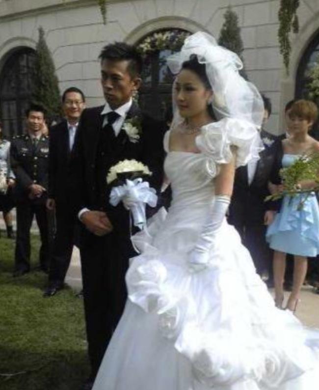 [啤酒]2009年，38岁的王学兵娶了31岁的美女孙宁，结婚时，孙宁又买房又办婚