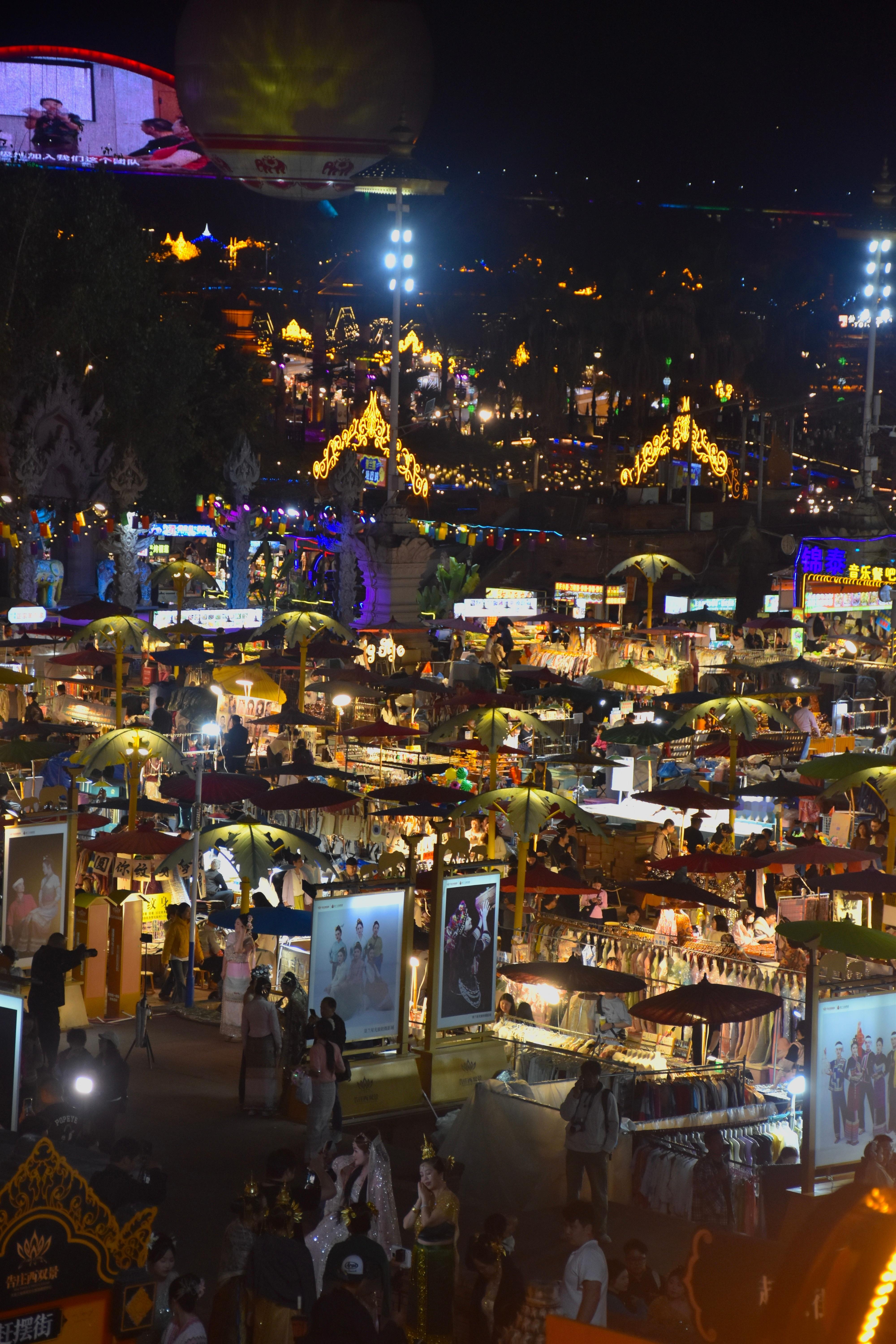 来过最大的夜市，可逛性不强，露天蹦野迪不错。 景洪·湄公河·星光夜市